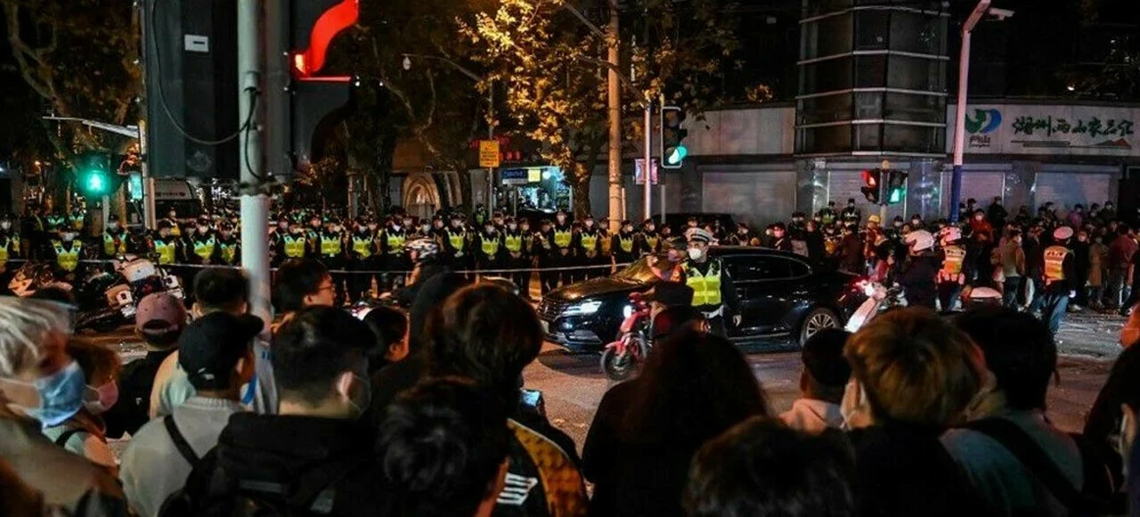 Sıfır-vaka politikası Çin'i yerle bir etti! Karantina kararına karşı boş, beyaz kağıt protestosu