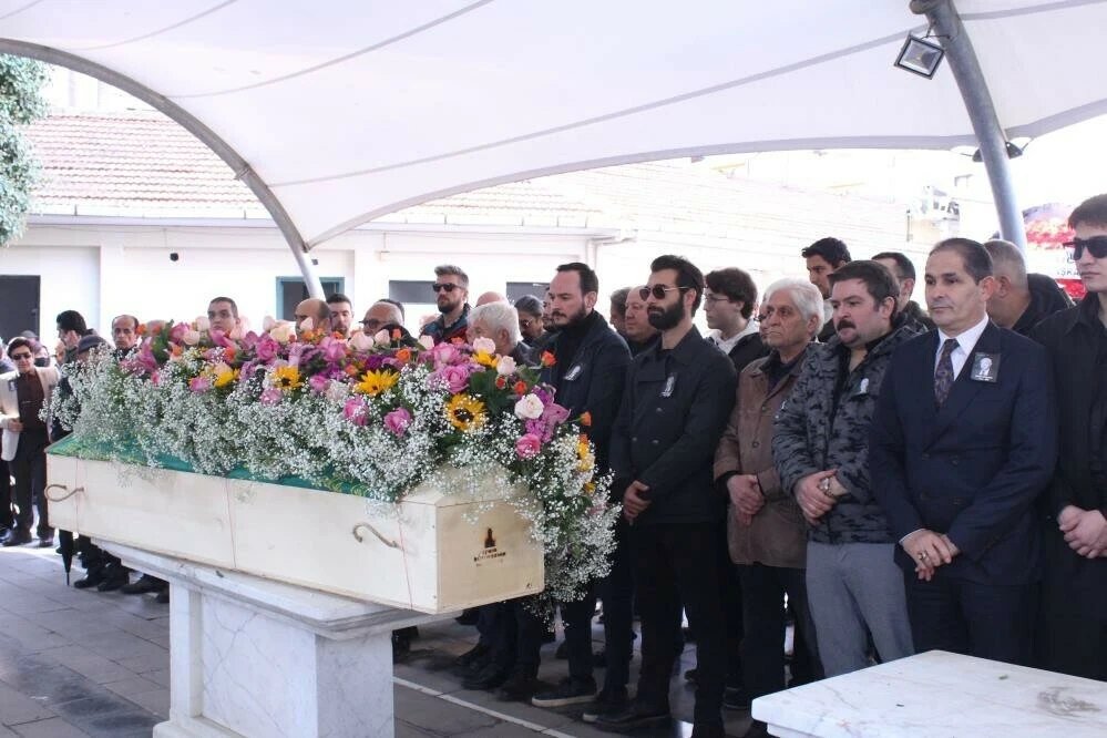 Sıla babasını son yolculuğuna uğurladı: İlker Kaleli, Sıla’yı bir an olsun yalnız bırakmadı!