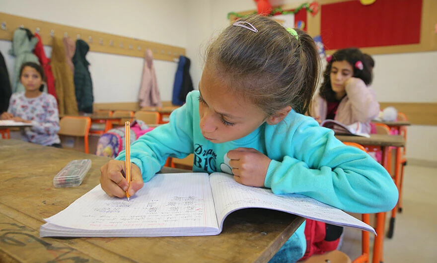 Terör örgütünün Gaziantep'teki saldırısı sonucunda tahrip edilen okulda eğitim yeniden başladı