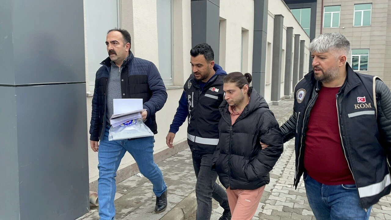 Bir sahte doktor vakası daha: Beyin kanaması geçiren hastayı Van'dan İstanbul'a naklederken yakalandı