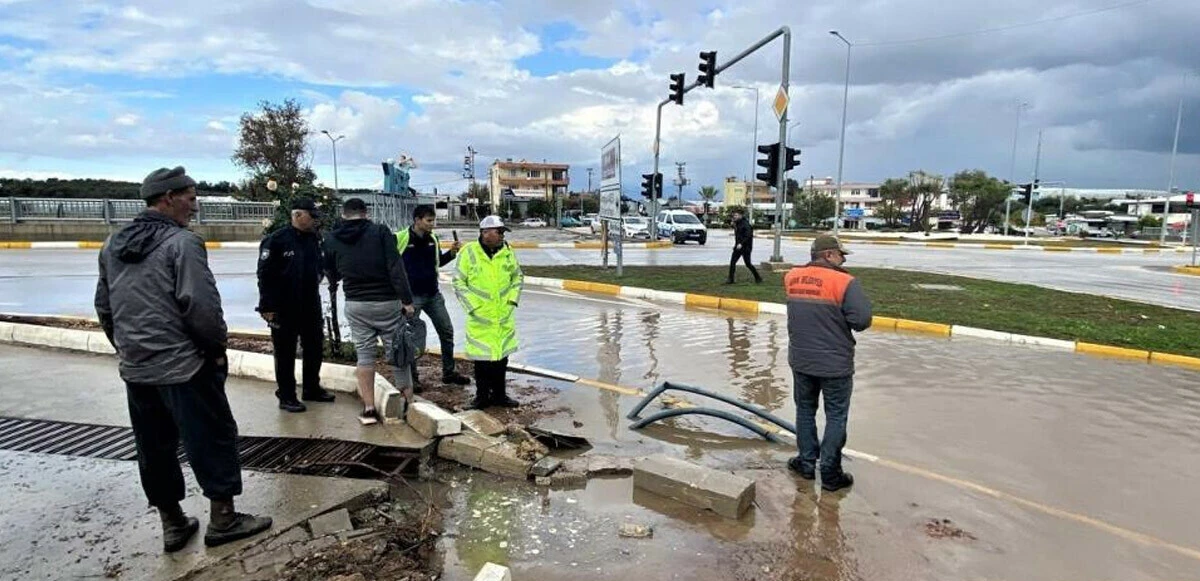 Antalya'yı sağanak vurdu: Caddeler göle döndü
