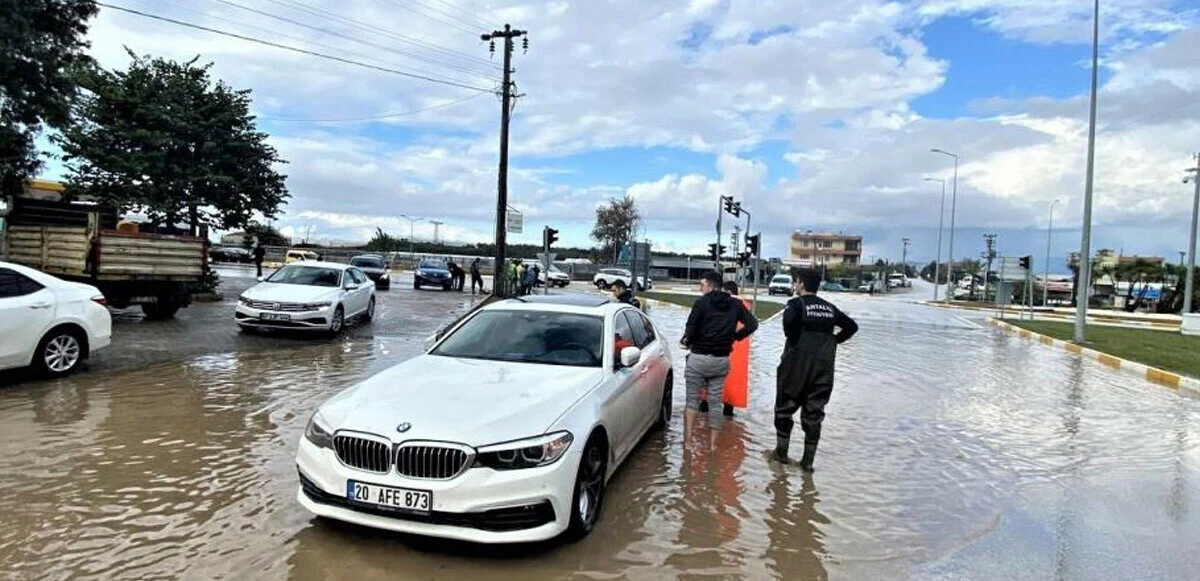 Antalya'yı sağanak vurdu: Caddeler göle döndü
