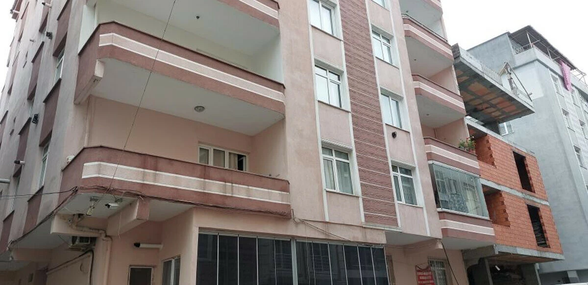 Küçükçekmece'de korku dolu anlar: 24 yıllık binanın kolonları patladı