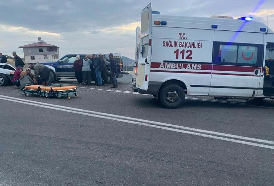 Mersin'de tarım işçilerini taşıyan kamyonetle otomobil çarpıştı: Çok sayıda yaralı var