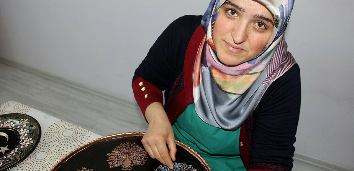 Bakırcılık sanatına ilgi duydu, ustası oldu