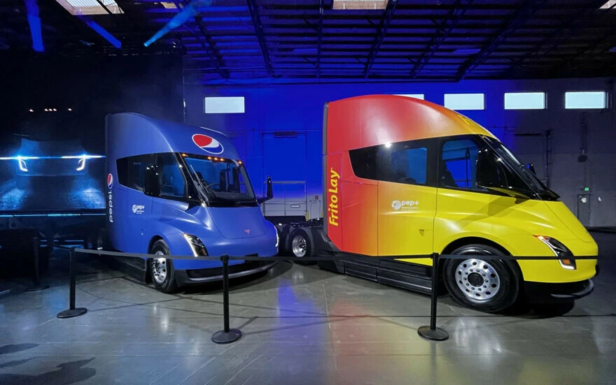 Elon Musk sözünü tuttu: Elektrikli kamyonet Tesla Semi'nin ilk teslimatları gerçekleşti