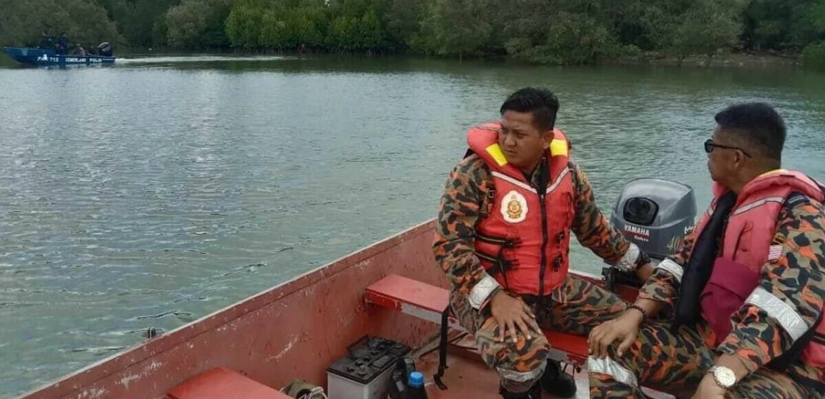 Bulanık suda fark edemedi! Dev timsah bebeği babanın gözleri önünde kaptı