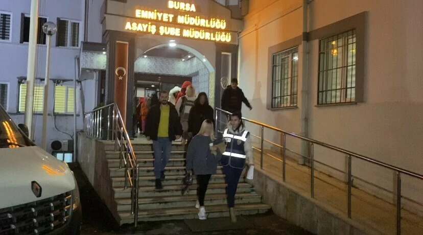 Kadınlara zorla fuhuş yaptıran çete çökertildi: 12 gözaltı