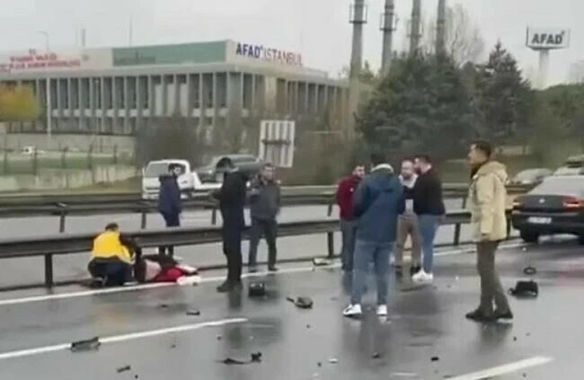 TEM Otoyolu'nda kaza yapan araç ikiye bölündü: 2 yaralı