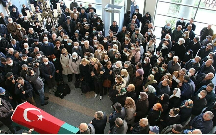 Özge Ulusoy’un babasının cenaze töreninde yaptığı konuşmada gözyaşları sel oldu!