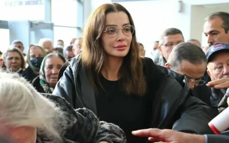 Özge Ulusoy’un babasının cenaze töreninde yaptığı konuşmada gözyaşları sel oldu!