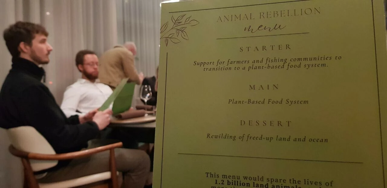 Veganlar Nusret’in restoranını bastı: "Biftekleri bin sterlinin üzerinde satıyor"