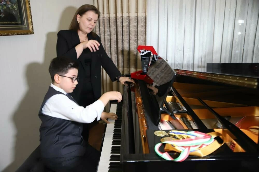 Ukraynalı öğretmenin eğittiği 10 yaşındaki Hamit Erdem, dünya birincisi oldu