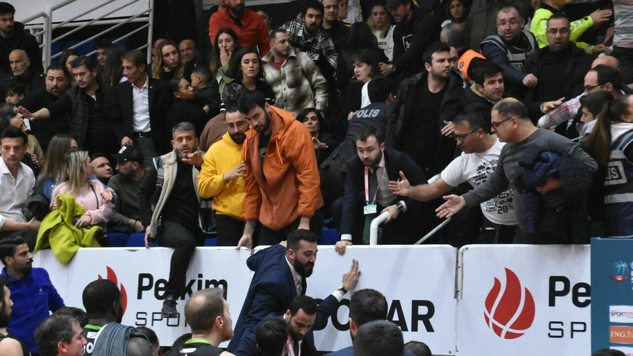 Basketbol maçında olaylar çıktı, tribünler boşaltıldı