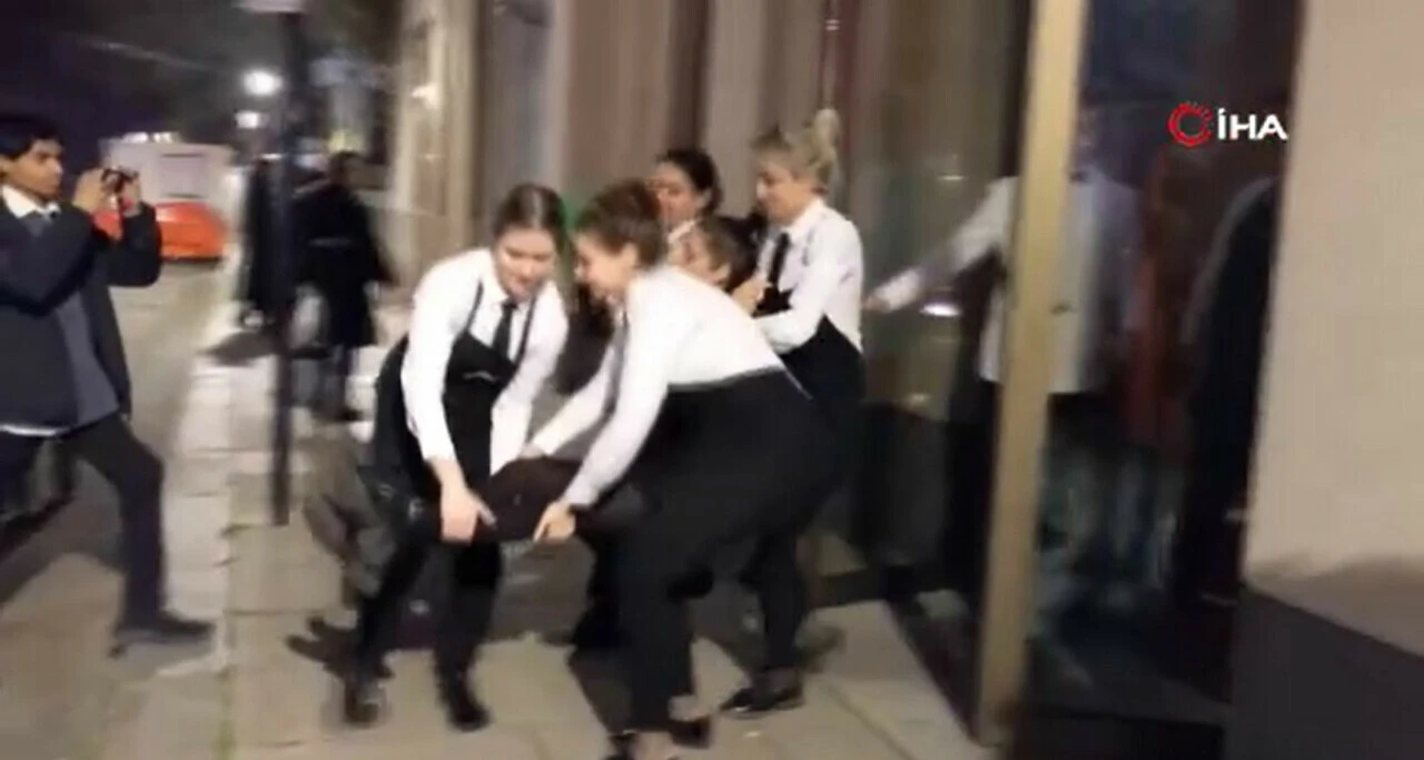 'Bozuk sistemin simgesi' deyip Nusret'in restoranını bastılar! Çalışanların kapı önüne koyuşu dikkat çekti