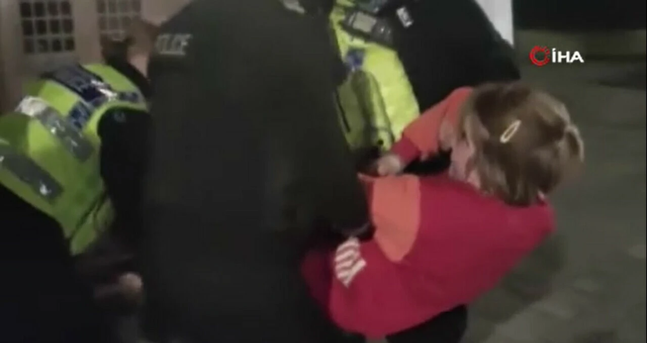 'Bozuk sistemin simgesi' deyip Nusret'in restoranını bastılar! Çalışanların kapı önüne koyuşu dikkat çekti