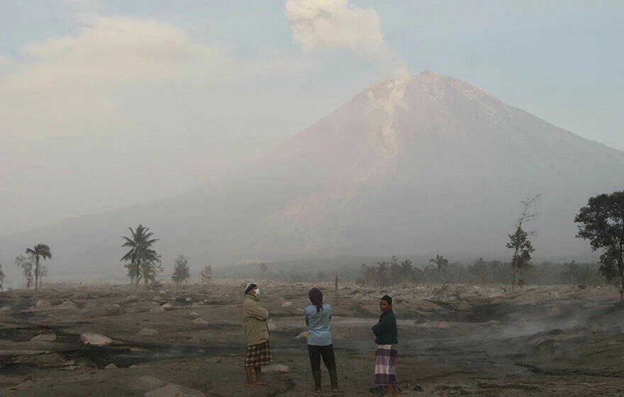 Endonezya’da Semeru Yanardağı alarmı! Binlerce kişi tahliye edildi