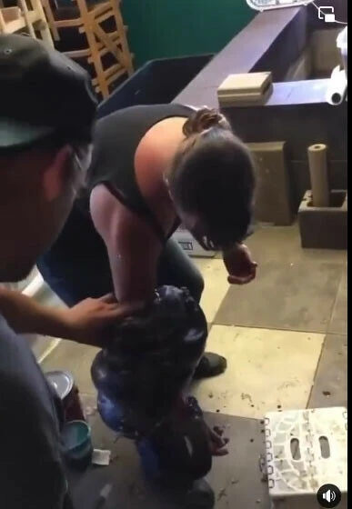 Evinde beslediği piton yılanı önce kolunu sardı mosmor yaptı ardından bacağını! Korkunç video viral oldu