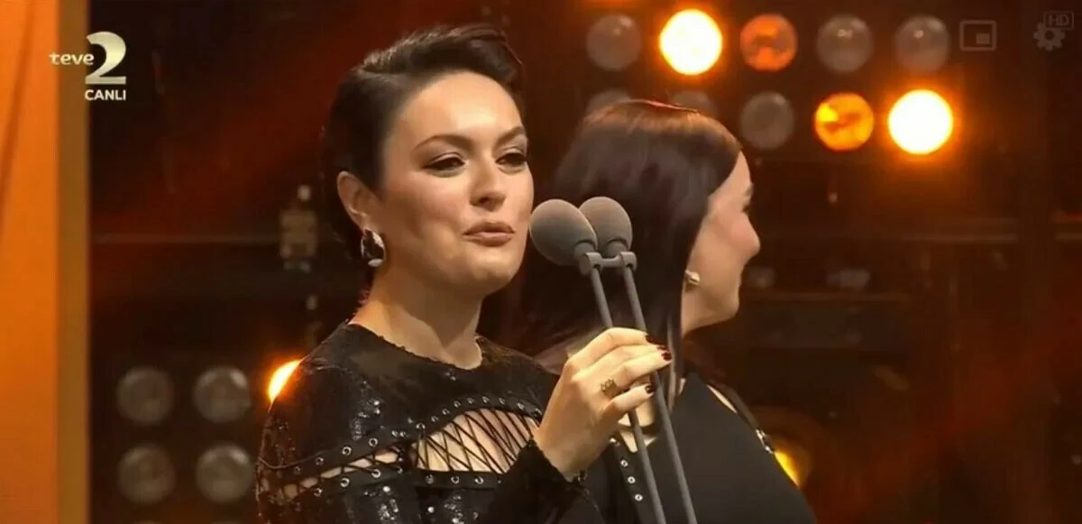 Ezgi Mola Altın Kelebek Ödülleri'ne damga vurdu, vekillere 'durdurun' çağrısı sosyal medyada gündem oldu