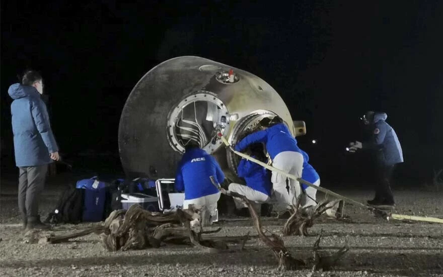 astronotlar 6 aylık görevini tamamlayan <a href=