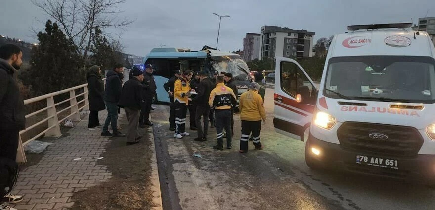Karabük'te halk otobüsü ile yolcu minibüs çarpıştı: 14 kişi yaralandı