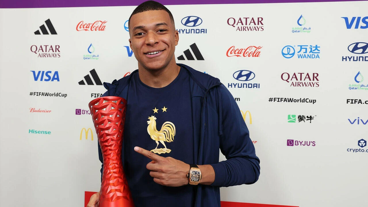 Kylian Mbappe alkollü içki logosu önünde poz vermeyi reddetti!