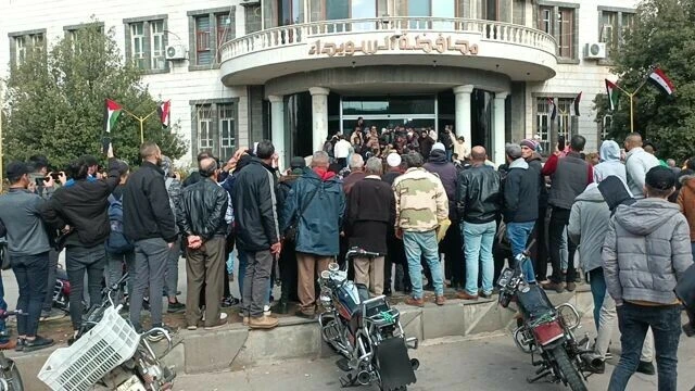 Suriye'de kötü hayat şartları halkın canına tak ettirdi: Valilik binasını bastılar polisler ateş açtı