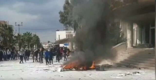 Suriye'de kötü hayat şartları halkın canına tak ettirdi: Valilik binasını bastılar polisler ateş açtı