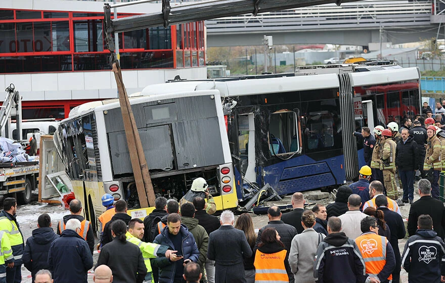 Son dakika: Eyüpsultan'da İETT otobüsü ile tramvay çarpıştı! Çok sayıda yaralı var