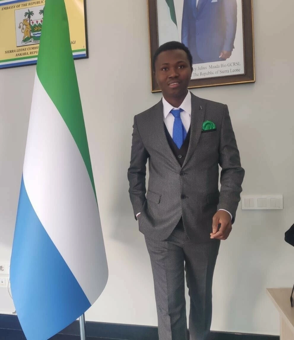 Hollandalı iş insanı Afrikalı öğrenci çıktı:  Tinder'a giren Belçikalı profesör, sanal aşkına milyonlarını kaptırdı