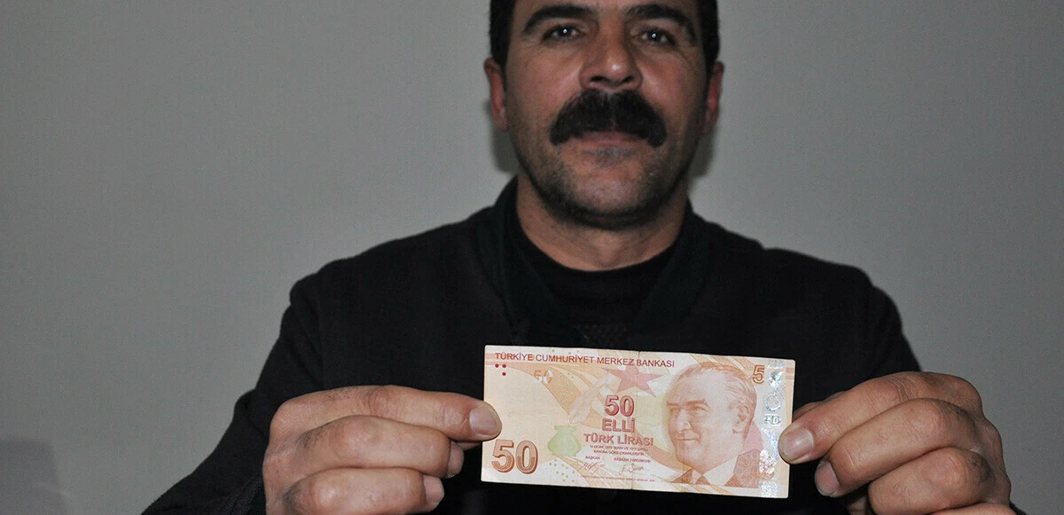 Paraları sayarken 50 TL’de sıfır olmadığını fark etti