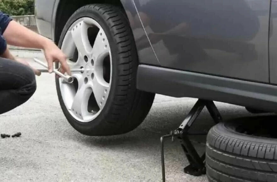 Araç lastiği değiştirirken nelere dikkat edilmeli? Lastik nasıl değiştirilir?