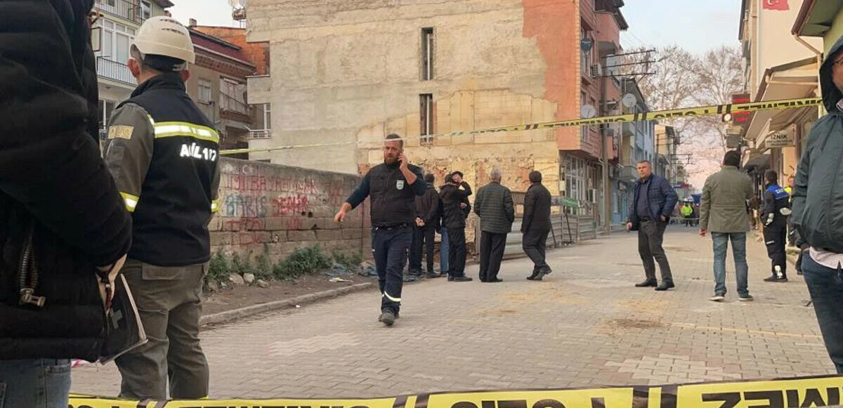 Bursa'da hareketli saatler: Çökme tehlikesi olan 4 katlı bina boşaltıldı