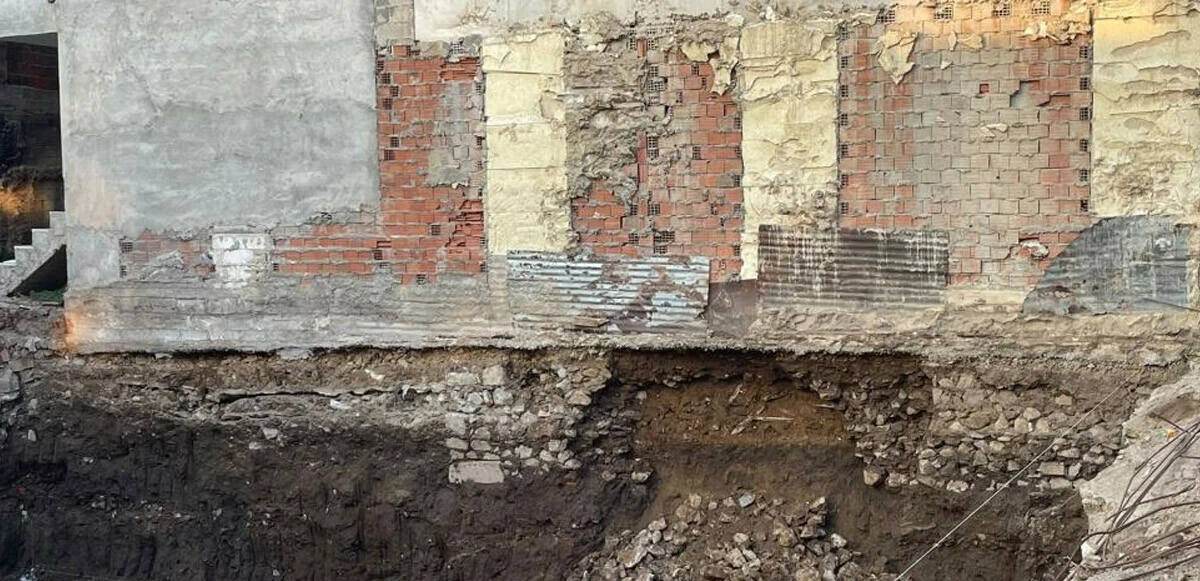 Bursa'da hareketli saatler: Çökme tehlikesi olan 4 katlı <a href=