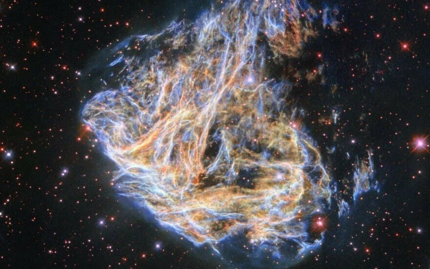 Hubble Uzay Teleskobu, patlayan bir yıldızın ''hava fişek'' benzeri görüntülerini yakaladı