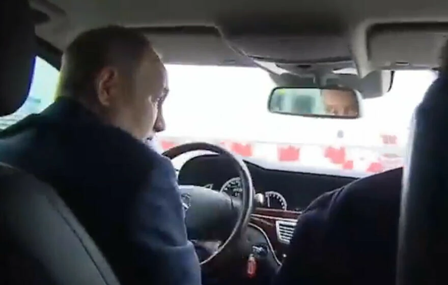 Rus lider Putin'in Kerç Köprüsü ziyareti alay konusu oldu! Giydiği mont eleştirildi, bindiği araç tiye alındı