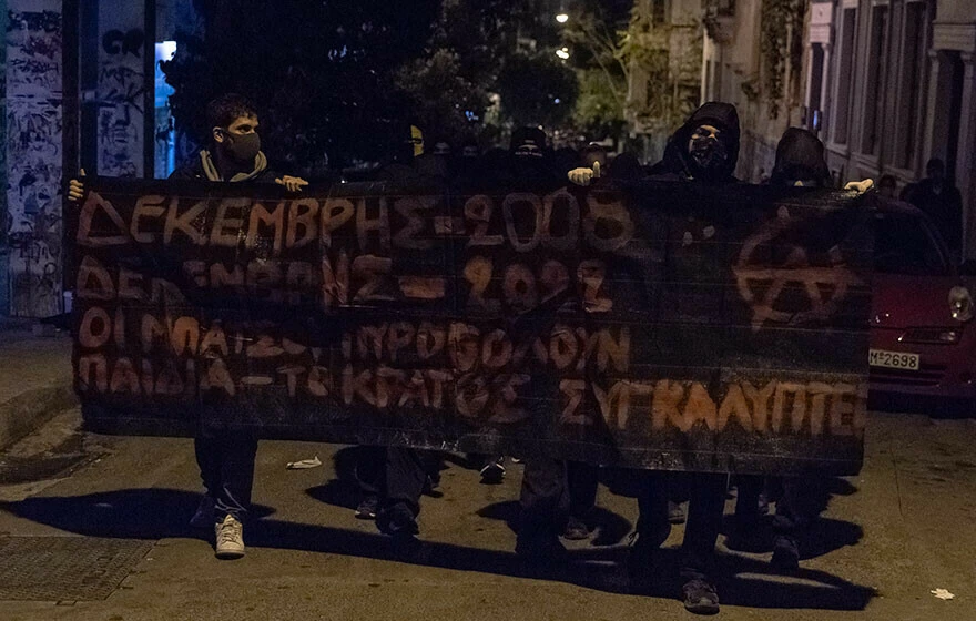 Yunanistan yangın yeri! Polis kurşunuyla yaralanan 16 yaşındaki genç için sokağa çıktılar