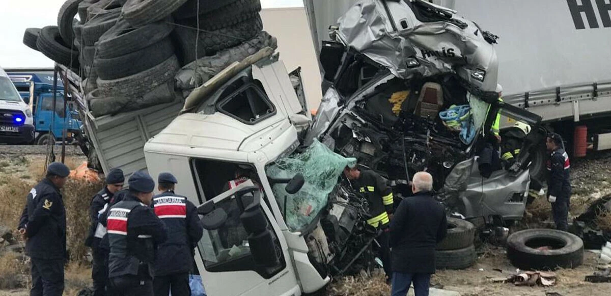 Tır ile kamyon kafa kafaya çarpıştı: Feci kazada ölü ve yaralılar var