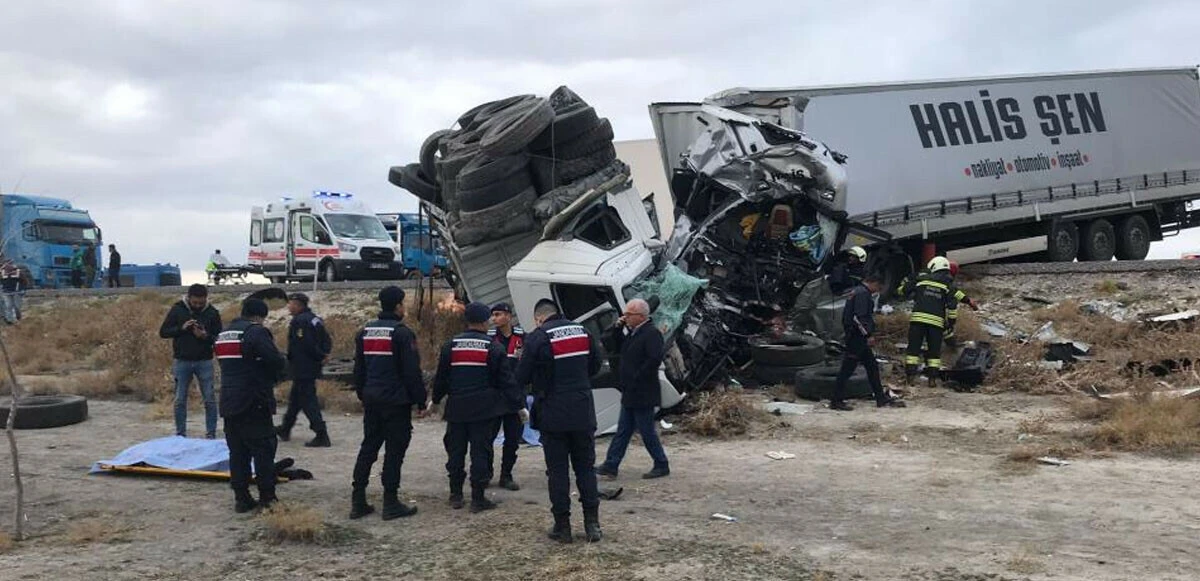 Tır ile kamyon kafa kafaya çarpıştı: Feci kazada ölü ve yaralılar var