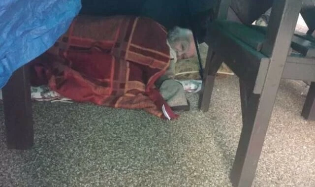 İngiltere'de yüz kızartan sağlık skandalı: Kanser hastası yaşlı adam 7 saat yağmur altında ambulans bekledi