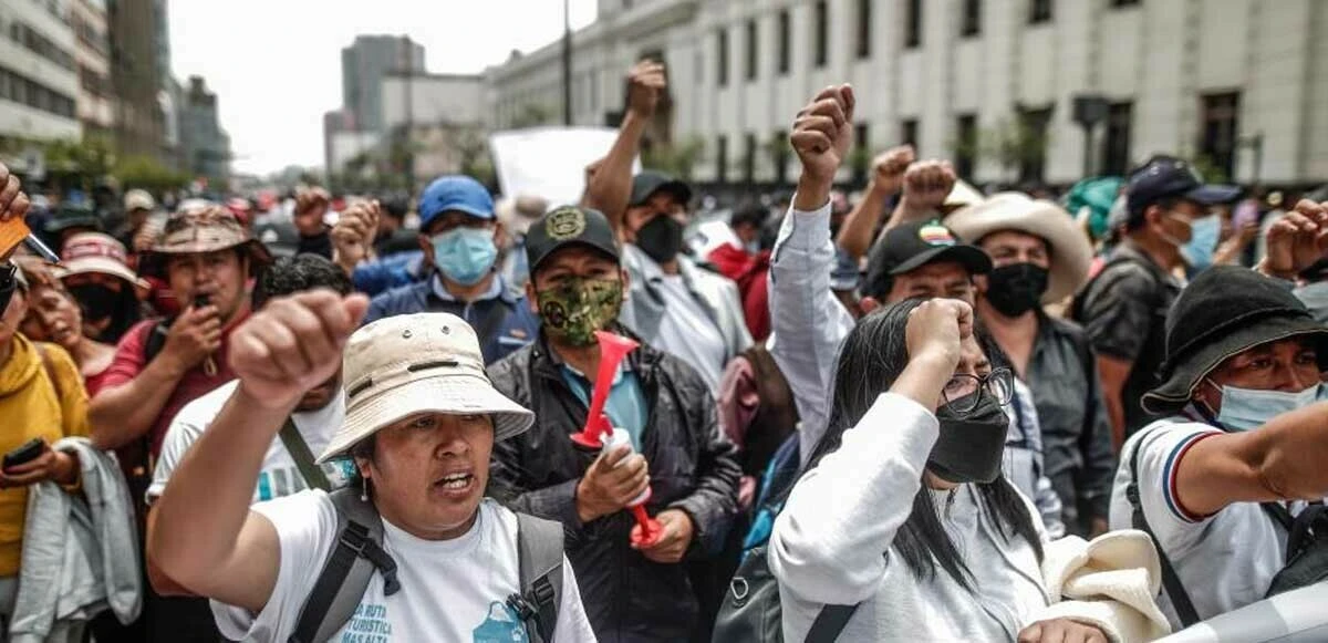 Peru'da OHAL ilan edildi, istifalar art arda geldi