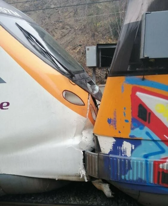 İspanya'da iki tren kafa kafaya çarpıştı: Çok sayıda yaralı var