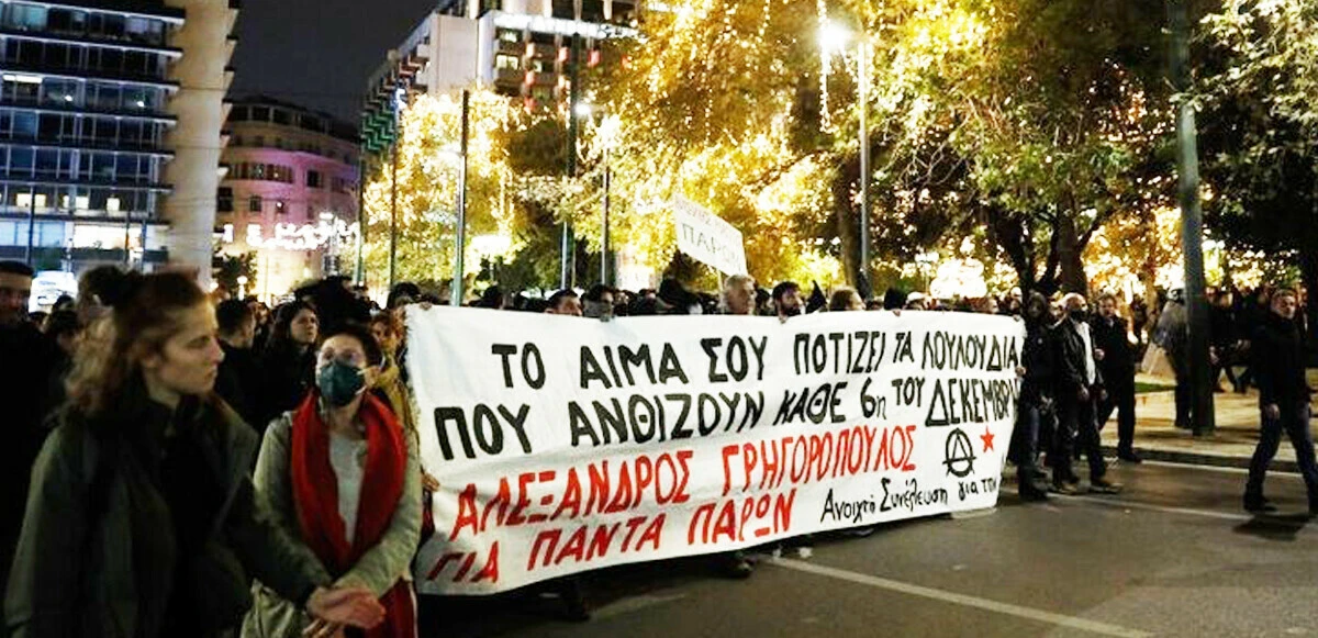 Yunanistan'da sokaklar yangın yeri: Çöp konteynerleri ateşe verdi, taş ve molotofkokteyli atıldı  