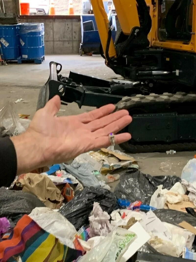 Eşinin elmas yüzüklerini çöpe atan adam samanlıkta iğne ararcasına çalıştı