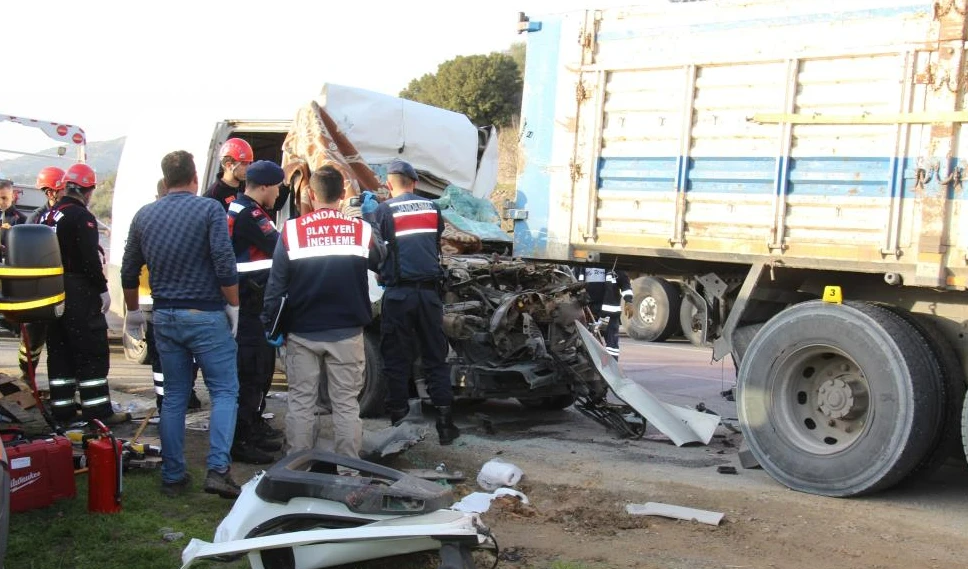 Aydın'da polisleri bile şaşırtan korkunç kaza: 2 kişi hayatını kaybetti 