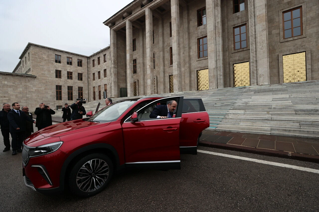 Togg Meclis'te! Bakan Varank yerli otomobil ile geldi