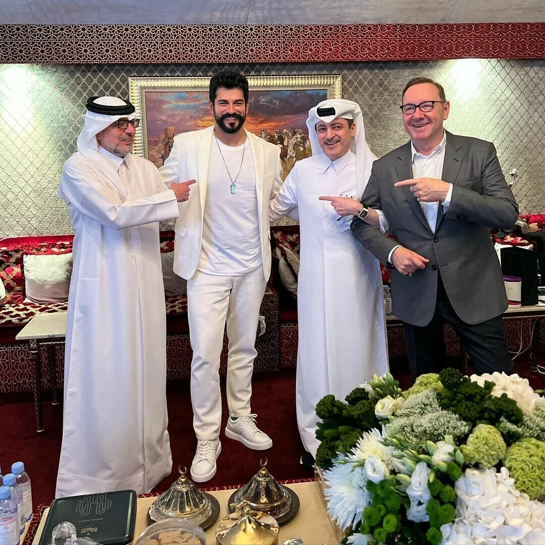 Tacizle suçlanan oyuncuyla buluşan Burak Özçivit’e tepki yağıyor: Fahriye Evcen de kalpli yorum gönderdi