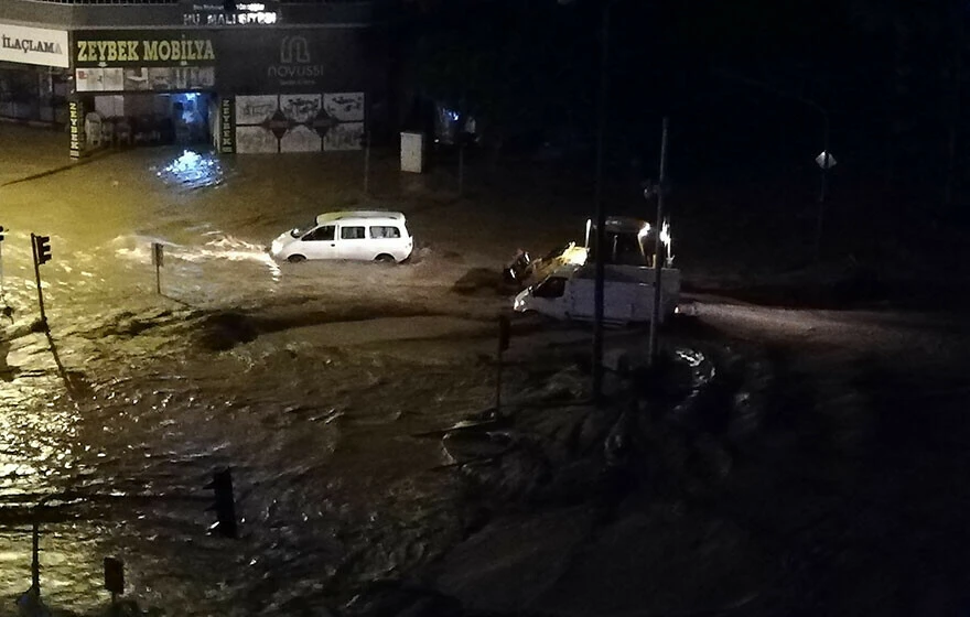 Antalya Kumluca sele teslim! Yollar göle döndü, evleri ve iş yerlerini su bastı