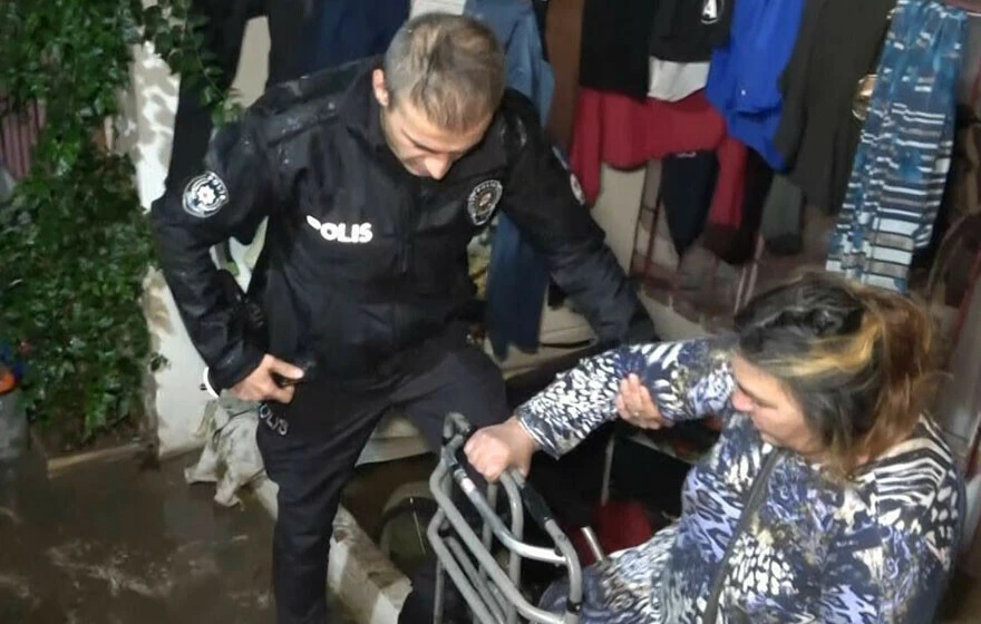 Antalya Kumluca sele teslim! Yollar göle döndü, evleri ve iş yerlerini su bastı