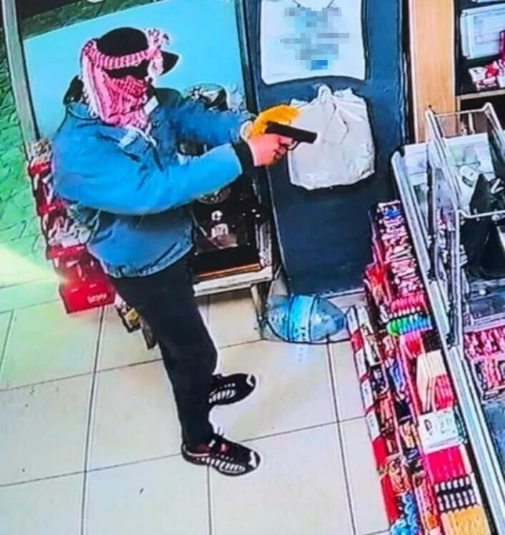 Market çalışanına dehşeti yaşattı: Giydiği ayakkabı ele verdi